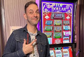 Studio live dealer simont dengan meja multi-bet dan kamera HD multi-angle menampilkan permainan Andar Bahar